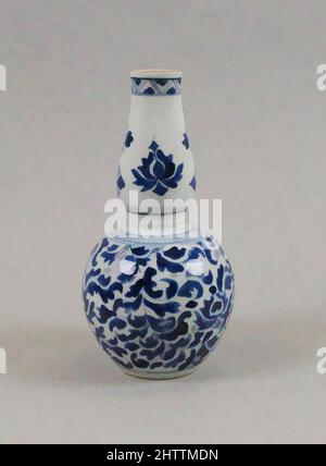 Kunst inspiriert von Vase, Qing-Dynastie (1644–1911), Anfang des 18.. Jahrhunderts, China, Porzellan in Unterglasur blau gemalt, H. 7 3/4 Zoll (19,7 cm), Keramik, Klassisches von Artotop modernisiertes Werk mit einem Schuss Moderne. Formen, Farbe und Wert, auffällige visuelle Wirkung auf Kunst. Emotionen durch Freiheit von Kunstwerken auf zeitgemäße Weise. Eine zeitlose Botschaft, die eine wild kreative neue Richtung verfolgt. Künstler, die sich dem digitalen Medium zuwenden und die Artotop NFT erschaffen Stockfoto