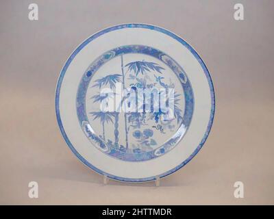 Kunst inspiriert von Plate, Qing-Dynastie (1644–1911), 18. Jahrhundert, China, Porzellan in Unterglasur blau mit eingeschnittenen Verzierungen, Durchm. 14 Zoll (35,6 cm), Keramik, Klassisches von Artotop modernisiertes Werk mit einem Schuss Moderne. Formen, Farbe und Wert, auffällige visuelle Wirkung auf Kunst. Emotionen durch Freiheit von Kunstwerken auf zeitgemäße Weise. Eine zeitlose Botschaft, die eine wild kreative neue Richtung verfolgt. Künstler, die sich dem digitalen Medium zuwenden und die Artotop NFT erschaffen Stockfoto