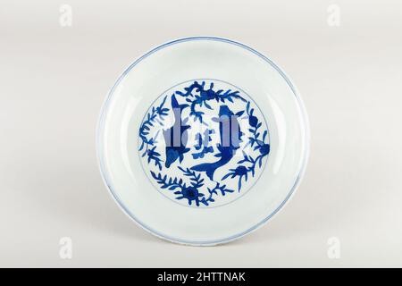 Kunst inspiriert von Dish, Ming-Dynastie (1369–1644), Wanli-Zeit (1573–1620), China, Porzellan, H. 1 3/8 Zoll (3,5 cm); B: 7 1/4 Zoll (18,4 cm), Keramik, Klassisches von Artotop modernisiertes Werk mit einem Schuss Moderne. Formen, Farbe und Wert, auffällige visuelle Wirkung auf Kunst. Emotionen durch Freiheit von Kunstwerken auf zeitgemäße Weise. Eine zeitlose Botschaft, die eine wild kreative neue Richtung verfolgt. Künstler, die sich dem digitalen Medium zuwenden und die Artotop NFT erschaffen Stockfoto