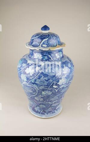 Kunst inspiriert von Covered Jar, der Qing-Dynastie (1644–1911), der Kangxi-Periode (1662–1722), China, Porzellan, H. 15 3/4 Zoll (40 cm), Keramik, Klassisches von Artotop modernisiertes Werk mit einem Schuss Moderne. Formen, Farbe und Wert, auffällige visuelle Wirkung auf Kunst. Emotionen durch Freiheit von Kunstwerken auf zeitgemäße Weise. Eine zeitlose Botschaft, die eine wild kreative neue Richtung verfolgt. Künstler, die sich dem digitalen Medium zuwenden und die Artotop NFT erschaffen Stockfoto