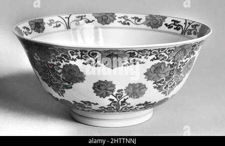 Kunst inspiriert von Bowl, der Qing-Dynastie (1644–1911), der Kangxi-Zeit (1662–1722), China, Porzellan, Durchm. 8 1/4 Zoll (21 cm), Keramik, Klassisches von Artotop modernisiertes Werk mit einem Schuss Moderne. Formen, Farbe und Wert, auffällige visuelle Wirkung auf Kunst. Emotionen durch Freiheit von Kunstwerken auf zeitgemäße Weise. Eine zeitlose Botschaft, die eine wild kreative neue Richtung verfolgt. Künstler, die sich dem digitalen Medium zuwenden und die Artotop NFT erschaffen Stockfoto