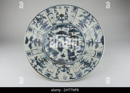 Kunst inspiriert von Dish, Ming-Dynastie (1368–1644), Wanli-Zeit (1573–1620), China, Porzellan, H. 3 1/4 Zoll (8,3 cm); B: 15 Zoll (38,1 cm), Keramik, Klassisches von Artotop modernisiertes Werk mit einem Schuss Moderne. Formen, Farbe und Wert, auffällige visuelle Wirkung auf Kunst. Emotionen durch Freiheit von Kunstwerken auf zeitgemäße Weise. Eine zeitlose Botschaft, die eine wild kreative neue Richtung verfolgt. Künstler, die sich dem digitalen Medium zuwenden und die Artotop NFT erschaffen Stockfoto