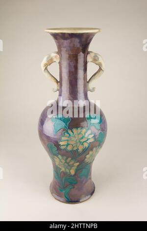 Kunst inspiriert von Vase, Ming-Dynastie (1368–1644), China, Keramik, H. 19 Zoll (48,3 cm), Keramik, Klassisches von Artotop modernisiertes Werk mit einem Schuss Moderne. Formen, Farbe und Wert, auffällige visuelle Wirkung auf Kunst. Emotionen durch Freiheit von Kunstwerken auf zeitgemäße Weise. Eine zeitlose Botschaft, die eine wild kreative neue Richtung verfolgt. Künstler, die sich dem digitalen Medium zuwenden und die Artotop NFT erschaffen Stockfoto