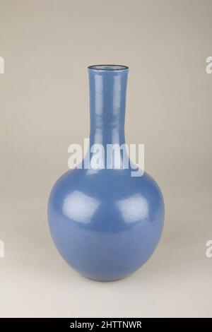 Kunst inspiriert von Flasche, Qing-Dynastie (1644–1911), Qianlong-Periode (1736–95), China, Porzellan, H. 12 Zoll (30,5 cm), Keramik, Klassisches von Artotop modernisiertes Werk mit einem Schuss Moderne. Formen, Farbe und Wert, auffällige visuelle Wirkung auf Kunst. Emotionen durch Freiheit von Kunstwerken auf zeitgemäße Weise. Eine zeitlose Botschaft, die eine wild kreative neue Richtung verfolgt. Künstler, die sich dem digitalen Medium zuwenden und die Artotop NFT erschaffen Stockfoto