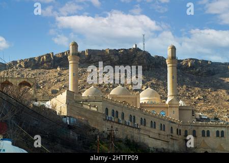 Baku, Aserbaidschan - Januar 09 2022-Bibi Heybat Moschee mit felsigem Hügel und bewölktem Himmel im Hintergrund Stockfoto