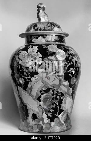 Kunst inspiriert von Glas mit Cover, Qing-Dynastie (1644–1911), Kangxi-Periode (1662–1722), China, Porzellan, H. 25 Zoll (63,5 cm), Keramik, Klassisches von Artotop modernisiertes Werk mit einem Schuss Moderne. Formen, Farbe und Wert, auffällige visuelle Wirkung auf Kunst. Emotionen durch Freiheit von Kunstwerken auf zeitgemäße Weise. Eine zeitlose Botschaft, die eine wild kreative neue Richtung verfolgt. Künstler, die sich dem digitalen Medium zuwenden und die Artotop NFT erschaffen Stockfoto