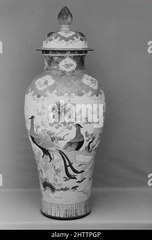 Kunst inspiriert von großer Vase mit Deckel und Design der Pauen, Qing-Dynastie (1644–1911), Qianlong-Periode (1736–95), China, Porzellan mit Famillenrose, H. 52 1/4 Zoll (132,7 cm); Durchm. 20 1/2 Zoll (52,1 cm); Durchm. Des Randes 11 3/8 Zoll (28,9 cm); Durchmesser der Basis 13 1/4 Zoll (33,7 cm), Keramik, Klassisches von Artotop modernisiertes Werk mit einem Schuss Moderne. Formen, Farbe und Wert, auffällige visuelle Wirkung auf Kunst. Emotionen durch Freiheit von Kunstwerken auf zeitgemäße Weise. Eine zeitlose Botschaft, die eine wild kreative neue Richtung verfolgt. Künstler, die sich dem digitalen Medium zuwenden und die Artotop NFT erschaffen Stockfoto