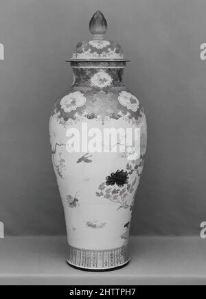 Kunst inspiriert von großer Vase mit Abdeckung und Design der Pauen, Qing-Dynastie (1644–1911), Qianlong-Periode (1736–95), China, Porzellan, H. 52 1/4 Zoll (132,7 cm); Durchm. 20 1/4 Zoll (51,4 cm); Durchmesser der Basis 13 1/2 Zoll (34,3 cm), Keramik, Klassisches von Artotop modernisiertes Werk mit einem Schuss Moderne. Formen, Farbe und Wert, auffällige visuelle Wirkung auf Kunst. Emotionen durch Freiheit von Kunstwerken auf zeitgemäße Weise. Eine zeitlose Botschaft, die eine wild kreative neue Richtung verfolgt. Künstler, die sich dem digitalen Medium zuwenden und die Artotop NFT erschaffen Stockfoto