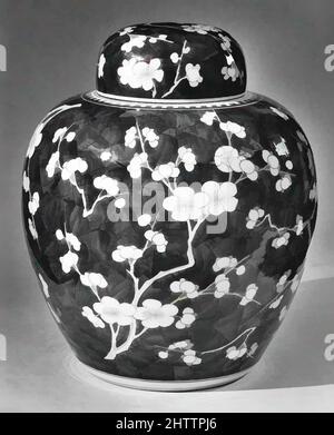 Kunst inspiriert von Glas mit Deckel, Qing-Dynastie (1644–1911), Kangxi-Periode (1662–1722), Ende 17.–Anfang 18. Jahrhundert, China, Porzellan in Unterglasur blau gemalt, H. mit Umschlag: 10 1/4 Zoll (26 cm), Keramik, Klassisches von Artotop modernisiertes Werk mit einem Schuss Moderne. Formen, Farbe und Wert, auffällige visuelle Wirkung auf Kunst. Emotionen durch Freiheit von Kunstwerken auf zeitgemäße Weise. Eine zeitlose Botschaft, die eine wild kreative neue Richtung verfolgt. Künstler, die sich dem digitalen Medium zuwenden und die Artotop NFT erschaffen Stockfoto