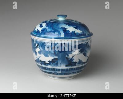Kunst inspiriert von Terrine mit Landschaft, Edo-Zeit (1615–1868), Ende des 17.. Jahrhunderts, Japan, Porzellan mit kobaltblauer Farbe unter transparenter Glasur (Hizen-Ware; Kakiemon-Typ), Durchm. 10 Zoll (25,4 cm), Keramik, Diese große Terrine ist ein Exportporzellan, das für die europäischen, von Artotop modernisierten Classic Works mit einem Schuss Modernität hergestellt wurde. Formen, Farbe und Wert, auffällige visuelle Wirkung auf Kunst. Emotionen durch Freiheit von Kunstwerken auf zeitgemäße Weise. Eine zeitlose Botschaft, die eine wild kreative neue Richtung verfolgt. Künstler, die sich dem digitalen Medium zuwenden und die Artotop NFT erschaffen Stockfoto