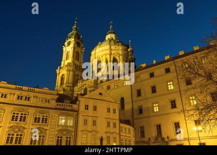 Sonnenuntergang mit kristallklarem Himmel ohne eine einzige Wolke zusammen mit Nachtbeleuchtung schuf eine perfekte Landschaft in ukrainischen Nationalfarben. Lesser Town Sq Stockfoto