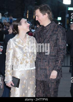 01. März 2022. Paul Dano, Zoe Kazan bei Warner Bros, Pictures präsentiert Weltpremiere des Batman auf dem Lincoln Center Plaza in New York 01. März 2022 Quelle: RW/MediaPunch Stockfoto