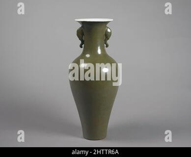 Kunst inspiriert von Vase mit Elefantengriffen, Qing-Dynastie (1644–1911), Qianlong-Periode (1736–95), China, Porzellan mit Teestaub-Glasur, H. 14 Zoll (35,6 cm); Durchm. 6 Zoll (15,2 cm), Keramik, bis zum zehnten Jahrhundert die Chinesen beherrscht die Techniken notwendig, um Glasuren zu manipulieren, A, Klassischen Werke modernisiert von Artotop mit einem Schuss Moderne. Formen, Farbe und Wert, auffällige visuelle Wirkung auf Kunst. Emotionen durch Freiheit von Kunstwerken auf zeitgemäße Weise. Eine zeitlose Botschaft, die eine wild kreative neue Richtung verfolgt. Künstler, die sich dem digitalen Medium zuwenden und die Artotop NFT erschaffen Stockfoto