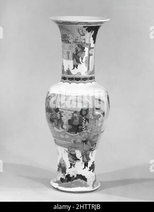 Von 清 景德鎮窯五彩人物故事圖鳳尾瓶 inspirierte Kunst, Vase mit historischen Figuren, Qing-Dynastie (1644–1911), China, Porzellan mit farbigen Emaillen über einer transparenten Glasur (Jingdezhen-Ware), H. 27 1/4 Zoll (69,2 cm), Keramik, die Figuren auf dieser Vase wurden inspiriert von Illustrationen von, Klassischen Werken, die von Artotop mit einem Schuss Moderne modernisiert wurden. Formen, Farbe und Wert, auffällige visuelle Wirkung auf Kunst. Emotionen durch Freiheit von Kunstwerken auf zeitgemäße Weise. Eine zeitlose Botschaft, die eine wild kreative neue Richtung verfolgt. Künstler, die sich dem digitalen Medium zuwenden und die Artotop NFT erschaffen Stockfoto