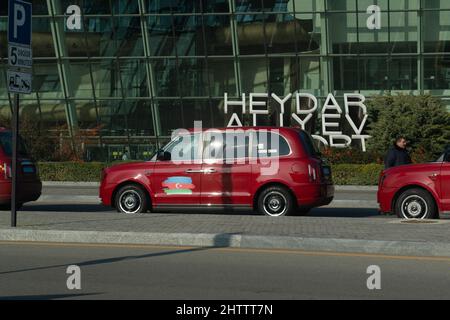 Baku, Aserbaidschan - 09 2022. Januar - am Heydar Aliyev Airport warten rote Taxis in Baku in der Schlange Stockfoto