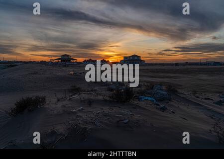 Der Strand, der nach der Sommersaison ruhig und unruhig wird, ist vorbei. Mardakan, Baku, Aserbaidschan. Stockfoto