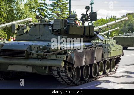 Russische Militärfahrzeuge auf der Straße der Stadt. Russische moderne militärische Panzer und Infanterie Kampffahrzeug BMP. Stockfoto