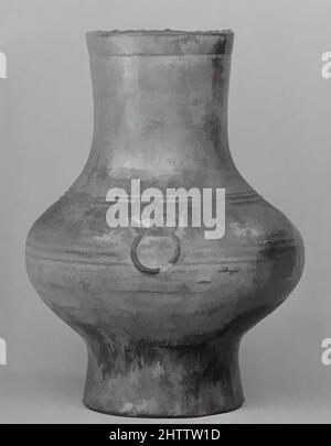 Kunst inspiriert von Vase, Han-Dynastie (206 v. Chr.–n. Chr. 220), China, Keramik, H. 18 1/2 Zoll (47 cm), Keramik, Klassisches von Artotop modernisiertes Werk mit einem Schuss Moderne. Formen, Farbe und Wert, auffällige visuelle Wirkung auf Kunst. Emotionen durch Freiheit von Kunstwerken auf zeitgemäße Weise. Eine zeitlose Botschaft, die eine wild kreative neue Richtung verfolgt. Künstler, die sich dem digitalen Medium zuwenden und die Artotop NFT erschaffen Stockfoto