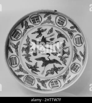 Kunst inspiriert von Dish, Ming-Dynastie (1368–1644), Jiajing-Zeit (1522–66), China, Porzellan, H. 1 5/16 Zoll (3,3 cm); Durchm. 8 1/8 Zoll (10,6 cm), Keramik, Klassisches von Artotop modernisiertes Werk mit einem Schuss Moderne. Formen, Farbe und Wert, auffällige visuelle Wirkung auf Kunst. Emotionen durch Freiheit von Kunstwerken auf zeitgemäße Weise. Eine zeitlose Botschaft, die eine wild kreative neue Richtung verfolgt. Künstler, die sich dem digitalen Medium zuwenden und die Artotop NFT erschaffen Stockfoto