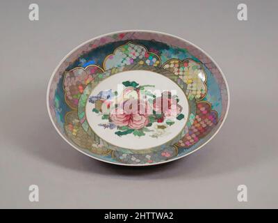 Kunst inspiriert von Plate, Qing-Dynastie (1644–1911), Qianlong-Periode (1736–95), China, Porzellan, Durchm. 7 3/4 Zoll (19,7 cm), Keramik, Klassisches von Artotop modernisiertes Werk mit einem Schuss Moderne. Formen, Farbe und Wert, auffällige visuelle Wirkung auf Kunst. Emotionen durch Freiheit von Kunstwerken auf zeitgemäße Weise. Eine zeitlose Botschaft, die eine wild kreative neue Richtung verfolgt. Künstler, die sich dem digitalen Medium zuwenden und die Artotop NFT erschaffen Stockfoto