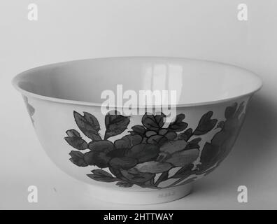 Kunst inspiriert von Bowl, Qing-Dynastie (1644–1911), China, Porzellan, H. 2 3/4 Zoll (7 cm); B: 5 7/8 Zoll (14,9 cm), Keramik, Klassisches von Artotop modernisiertes Werk mit einem Schuss Moderne. Formen, Farbe und Wert, auffällige visuelle Wirkung auf Kunst. Emotionen durch Freiheit von Kunstwerken auf zeitgemäße Weise. Eine zeitlose Botschaft, die eine wild kreative neue Richtung verfolgt. Künstler, die sich dem digitalen Medium zuwenden und die Artotop NFT erschaffen Stockfoto