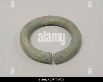 Kunst inspiriert von einem Paar von Bangles, späte Periode, 300 v. Chr.–A.D. 400, Thailand, Bronze, Durchm. 3 1/2 Zoll (8,9 cm), Schmuck, Klassisches Werk, modernisiert von Artotop mit einem Schuss Moderne. Formen, Farbe und Wert, auffällige visuelle Wirkung auf Kunst. Emotionen durch Freiheit von Kunstwerken auf zeitgemäße Weise. Eine zeitlose Botschaft, die eine wild kreative neue Richtung verfolgt. Künstler, die sich dem digitalen Medium zuwenden und die Artotop NFT erschaffen Stockfoto