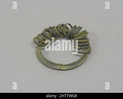 Kunst inspiriert von Armreif mit Ringen, späte Periode, 300 v. Chr.–n. Chr. 400, Thailand, Bronze, Durchm. 2 5/16 Zoll (6 cm), Schmuck, Klassisches Werk, modernisiert von Artotop mit einem Schuss Moderne. Formen, Farbe und Wert, auffällige visuelle Wirkung auf Kunst. Emotionen durch Freiheit von Kunstwerken auf zeitgemäße Weise. Eine zeitlose Botschaft, die eine wild kreative neue Richtung verfolgt. Künstler, die sich dem digitalen Medium zuwenden und die Artotop NFT erschaffen Stockfoto