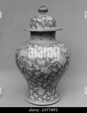 Kunst inspiriert von Covered Jar, der Qing-Dynastie (1644–1911), der Kangxi-Periode (1662–1722), China, Porzellan, H. mit Deckel: 17 1/4 Zoll (43,8 cm), Keramik, Klassisches von Artotop modernisiertes Werk mit einem Schuss Moderne. Formen, Farbe und Wert, auffällige visuelle Wirkung auf Kunst. Emotionen durch Freiheit von Kunstwerken auf zeitgemäße Weise. Eine zeitlose Botschaft, die eine wild kreative neue Richtung verfolgt. Künstler, die sich dem digitalen Medium zuwenden und die Artotop NFT erschaffen Stockfoto