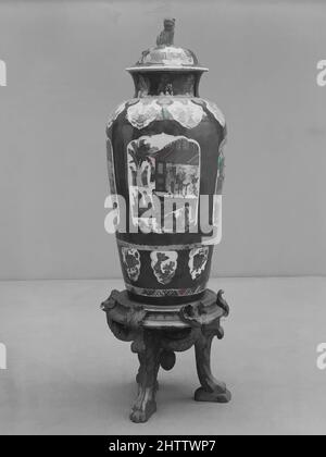 Kunst inspiriert von Covered Vase, Qing-Dynastie (1644–1911), Kangxi-Periode (1662–1722), China, Porzellan, H. mit Deckel: 44 Zoll (111,8 cm), Keramik, Klassisches von Artotop modernisiertes Werk mit einem Schuss Moderne. Formen, Farbe und Wert, auffällige visuelle Wirkung auf Kunst. Emotionen durch Freiheit von Kunstwerken auf zeitgemäße Weise. Eine zeitlose Botschaft, die eine wild kreative neue Richtung verfolgt. Künstler, die sich dem digitalen Medium zuwenden und die Artotop NFT erschaffen Stockfoto