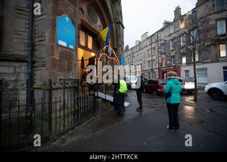 Edinburgh, Großbritannien. 2. März 2022. Eine Woche seit der russischen Invasion Ukrainisch. Mitglieder der Öffentlichkeit versammeln sich in der St. Andrew, der ukrainischen katholischen Kirche unserer Lieben Frau von Pochaev, um vor dem Gottesdienst in der Dalmeny Street in Edinburgh Gegenstände zu spenden. Im Bild: Schlange stehen, um in die St. Andreas, ukrainische katholische Kirche unserer Lieben Frau von Pochaev, zu kommen, um an einem Gottesdienst teilzuhaben. Pic Credit: Pako Mera/Alamy Live News Stockfoto