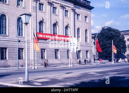 Ost-Berlin, 1962. Kommunistisches Banner: 'Je stärker der Sozialismus ist, desto sicherer ist der Frieden in Deutschland.' Stockfoto