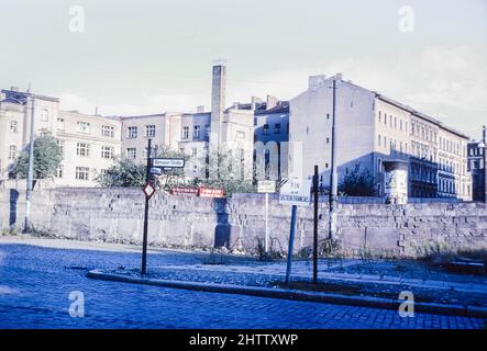 West-Berlin 1962. Blick auf Ost-Berlin über die Mauer aus dem französischen Sektor in der Bernauer Straße. Stockfoto