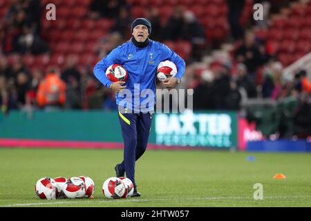 MIDDLESBROUGH, GROSSBRITANNIEN. MÄR 1. Tottenham Hotspur hält Trainer Marco Savorani während des Spiels der fünften Runde des FA Cup zwischen Middlesbrough und Tottenham Hotspur am Dienstag, den 1.. März 2022 im Riverside Stadium, Middlesbrough. (Kredit: Mark Fletcher | MI News) Kredit: MI Nachrichten & Sport /Alamy Live News Stockfoto