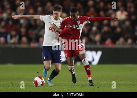 MIDDLESBROUGH, GROSSBRITANNIEN. MÄR 1. Ben Davies von Tottenham Hotspur kämpft mit Isaiah Jones aus Middlesbrough während des Spiels der fünften Runde des FA Cup zwischen Middlesbrough und Tottenham Hotspur am Dienstag, den 1.. März 2022 im Riverside Stadium, Middlesbrough. (Kredit: Mark Fletcher | MI News) Kredit: MI Nachrichten & Sport /Alamy Live News Stockfoto