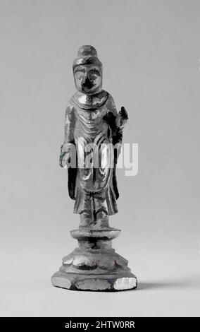 Kunst inspiriert von Buddha auf Stand, Silla Königreich (57 v. Chr.–n. Chr. 676), ca. 7.. Jahrhundert, Korea, gilt Bronze, H. 4 Zoll (10,2 cm), Skulptur, Klassisches von Artotop modernisiertes Werk mit einem Schuss Moderne. Formen, Farbe und Wert, auffällige visuelle Wirkung auf Kunst. Emotionen durch Freiheit von Kunstwerken auf zeitgemäße Weise. Eine zeitlose Botschaft, die eine wild kreative neue Richtung verfolgt. Künstler, die sich dem digitalen Medium zuwenden und die Artotop NFT erschaffen Stockfoto