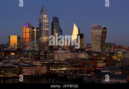 Die City of London leuchtete Gold bei Sonnenuntergang, Walkie Talkie Gebäude, Käsereibe Gebäude und das Skalpell hoch über den anderen Gebäuden. Stockfoto