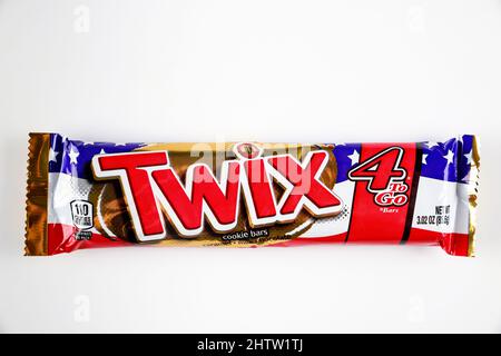 4.Mai 2021. New York. Twix-Kekse, die mit Milchschokolade beschichtet sind, isoliert auf weißem Hintergrund für amerikanische Feiertage. Stockfoto