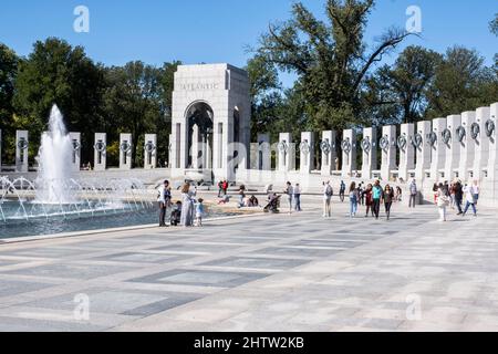 Washington, DC. Denkmal zum Zweiten Weltkrieg mit Springbrunnen. Stockfoto