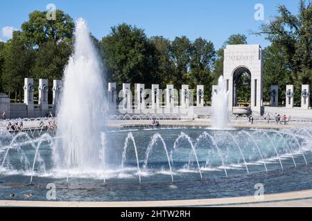 Washington, DC. Denkmal zum Zweiten Weltkrieg mit Springbrunnen. Stockfoto