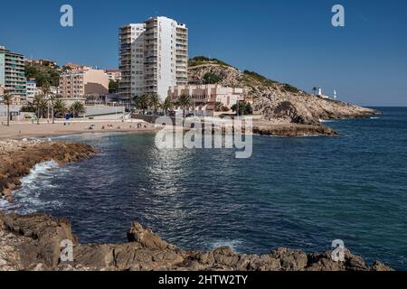 Panoramablick auf Playa de Cullera mit dem Gebäude Cala Blanca und dem Leuchtturm im Hintergrund in der Provinz Valencia, Spanien, Europa Stockfoto