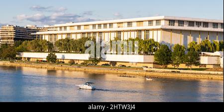 Washington, DC, USA. Kennedy Center. Skiff-Ruderer, die im Potomac River üben. Watergate im Hintergrund, ganz links. Stockfoto