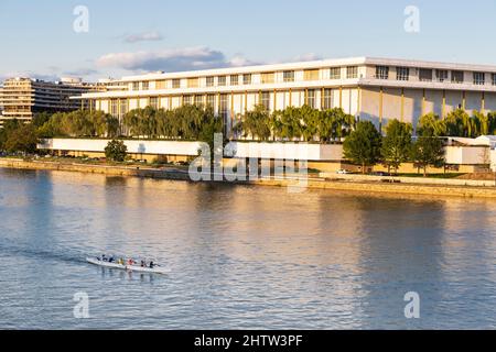 Washington, DC, USA. Kennedy Center. Ruderer, die am frühen Abend im Potomac River üben. Stockfoto