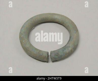 Kunst inspiriert von einem Paar von Bangles, späte Periode, 300 v. Chr.–A.D. 400, Thailand, Bronze, Durchm. 3 1/2 Zoll (8,9 cm), Schmuck, Klassisches Werk, modernisiert von Artotop mit einem Schuss Moderne. Formen, Farbe und Wert, auffällige visuelle Wirkung auf Kunst. Emotionen durch Freiheit von Kunstwerken auf zeitgemäße Weise. Eine zeitlose Botschaft, die eine wild kreative neue Richtung verfolgt. Künstler, die sich dem digitalen Medium zuwenden und die Artotop NFT erschaffen Stockfoto