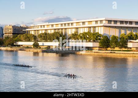 Washington, DC, USA. Kennedy Center. Skiff-Ruderer, die im Potomac River üben. Watergate im Hintergrund, ganz links. Stockfoto