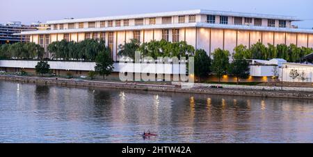 Washington, DC, USA. Kennedy Center. Kajakfahren auf dem Potomac, am frühen Abend. Stockfoto