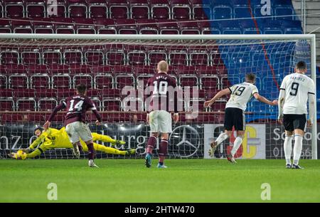 Edinburgh, Großbritannien. 02. Mär, 2022. Cinch Premiership - Heart of Midlothian gegen Aberdeen 02/03/2022 Pic Shows: Aberdeen Mittelfeldspieler Lewis Ferguson sieht seinen Punktestoß von Hearts Torwart Craig Gordon gerettet, während Hearts in der Cinch Premiership im Tynecastle Park, Edinburgh, Gastgeber von Aberdeen ist. Quelle: Ian Jacobs/Alamy Live News Stockfoto