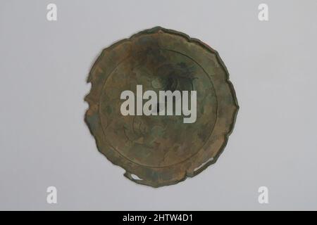 Art Inspired by Mirror, Heian-Zeit (794–1185), Japan, Bronze, Durchm. 5 Zoll (12,7 cm), Spiegel, Klassisches von Artotop modernisiertes Werk mit einem Schuss Moderne. Formen, Farbe und Wert, auffällige visuelle Wirkung auf Kunst. Emotionen durch Freiheit von Kunstwerken auf zeitgemäße Weise. Eine zeitlose Botschaft, die eine wild kreative neue Richtung verfolgt. Künstler, die sich dem digitalen Medium zuwenden und die Artotop NFT erschaffen Stockfoto