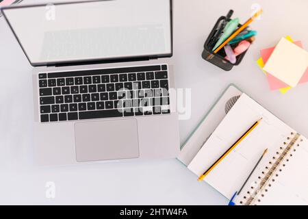Home Office Arbeitstisch mit Laptop und andere Stockfoto