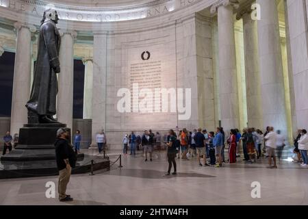 Washington, DC, USA. Touristen besuchen das Jefferson Memorial bei Nacht. Stockfoto