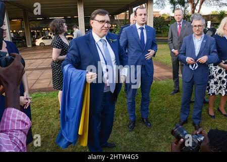 Nairobi, Kenia. 02. März 2022. Der ukrainische Botschafter in Kenia, Andrii Pravednyk (1.-l), war in Begleitung des EU-Kommissars für Umwelt, Ozeane und Fischerei, Virginijus Sinkevicius (2. l), und des spanischen Umweltministers, Hugo Moran (R) ist mit der ukrainischen Flagge in Solidarität mit der Ukraine während der Abschlusssitzung der fünften Sitzung der UN-Umweltversammlung (UNEA-5) im Hauptquartier der Vereinten Nationen in Gigiri abgebildet. (Foto von John Ochieng/SOPA Images/Sipa USA) Quelle: SIPA USA/Alamy Live News Stockfoto